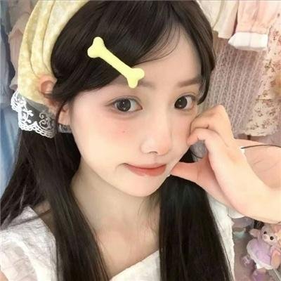 当她换上泳衣
